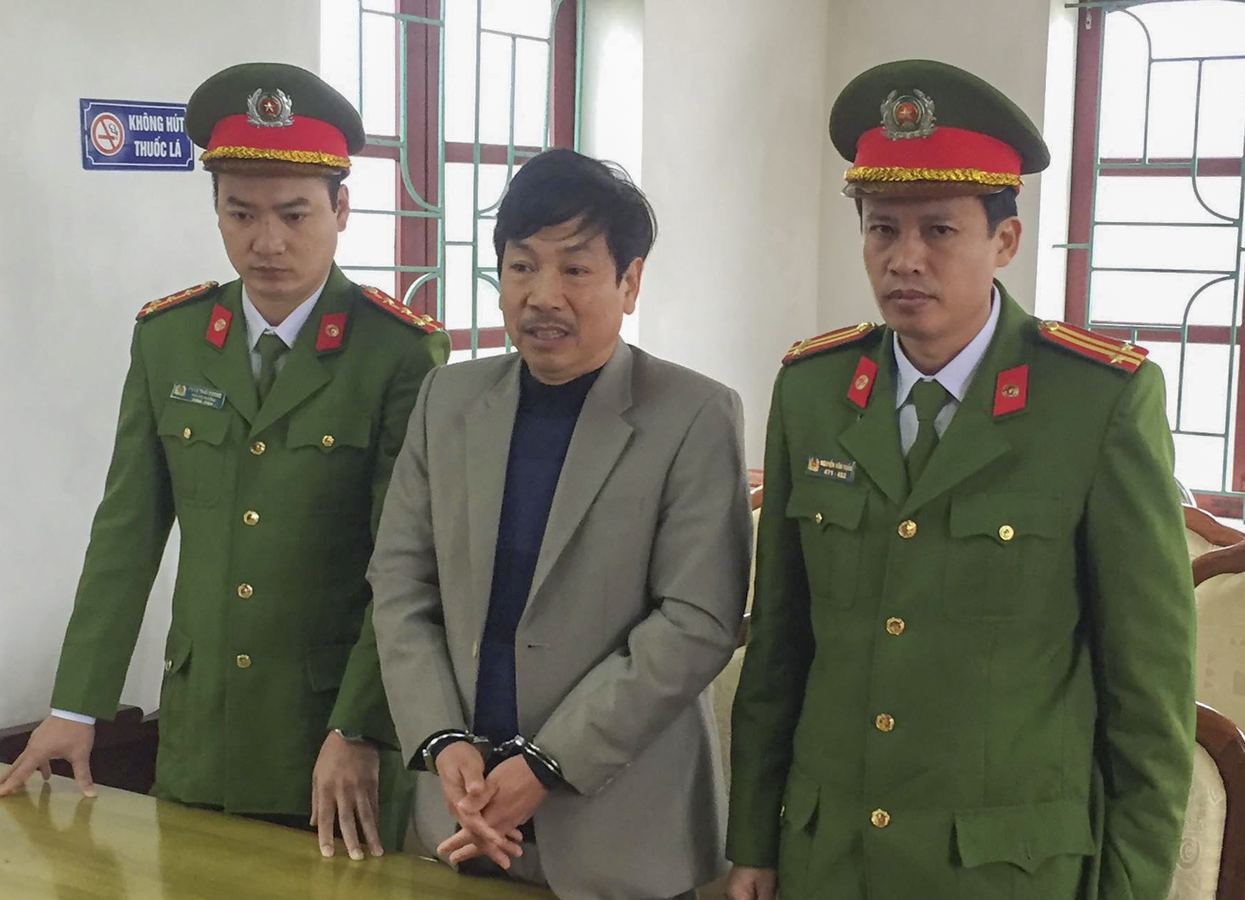 thuê người chặt phá rừng ảnh 1 thue nguoi chat pha rung anh 1