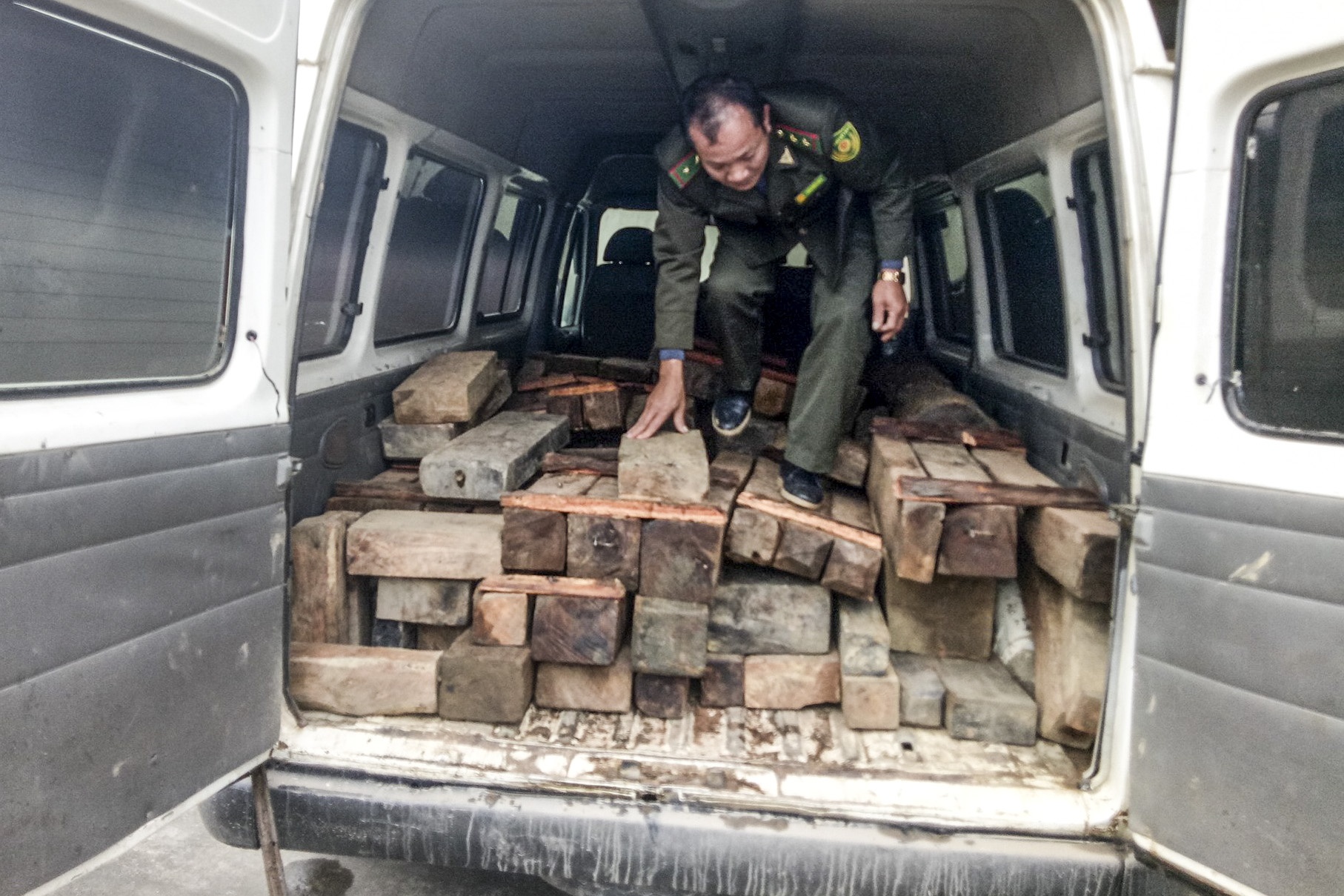 kiem lam truy bat xe go lau anh 1