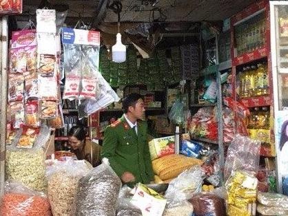 Hai tieu thuong buon ban mi chinh gia gan bao bi noi tieng hinh anh