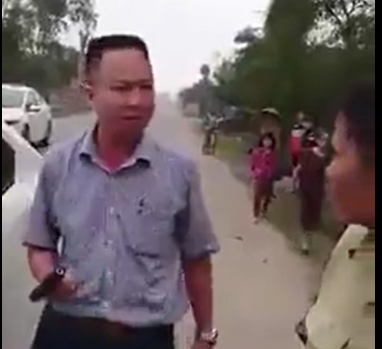 Tai xe rut sung doa ban nguoi dan sau va cham giao thong hinh anh