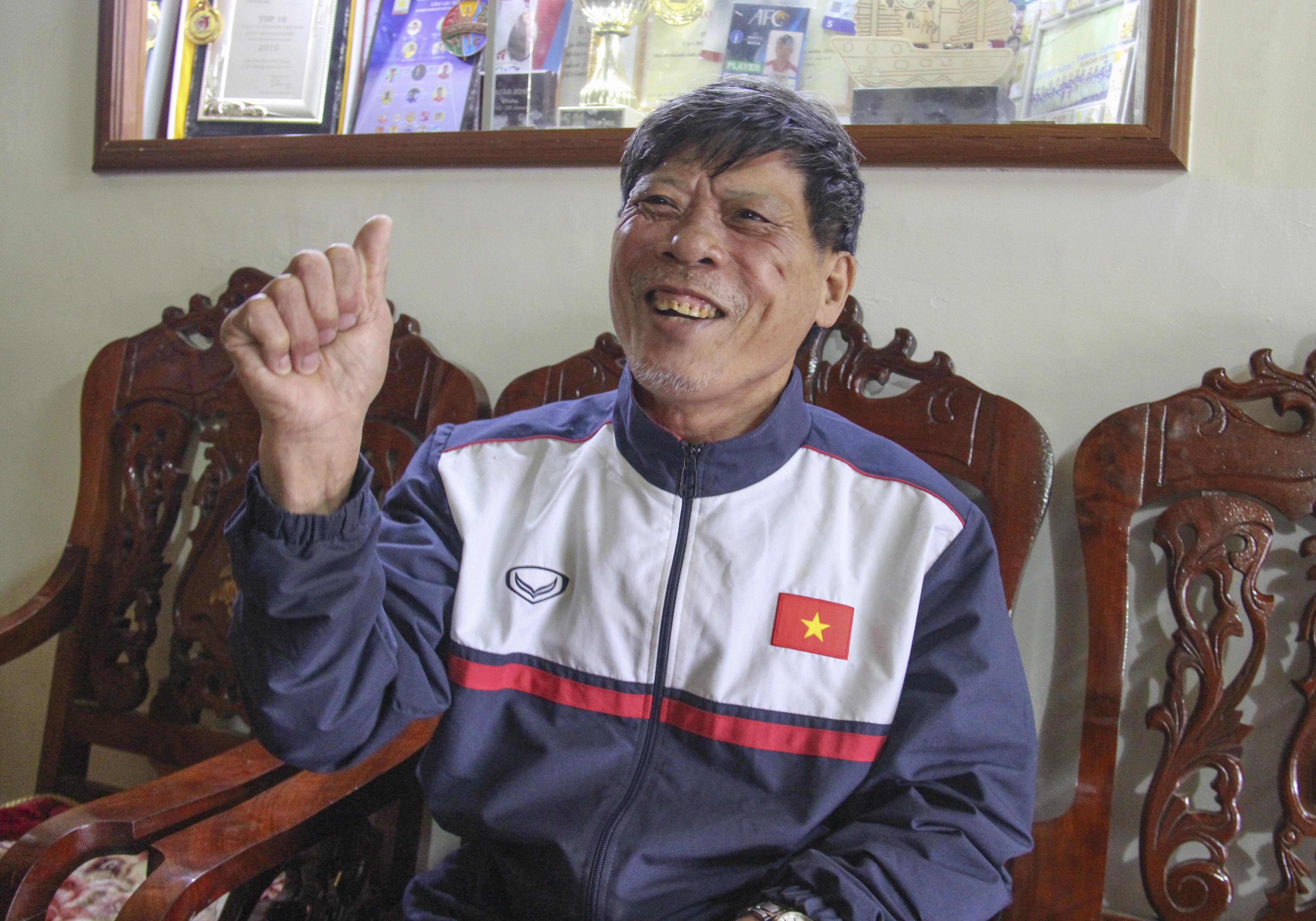 Nguoi dan Ha Tinh mong cho trung ve Tien Dung toa sang hinh anh