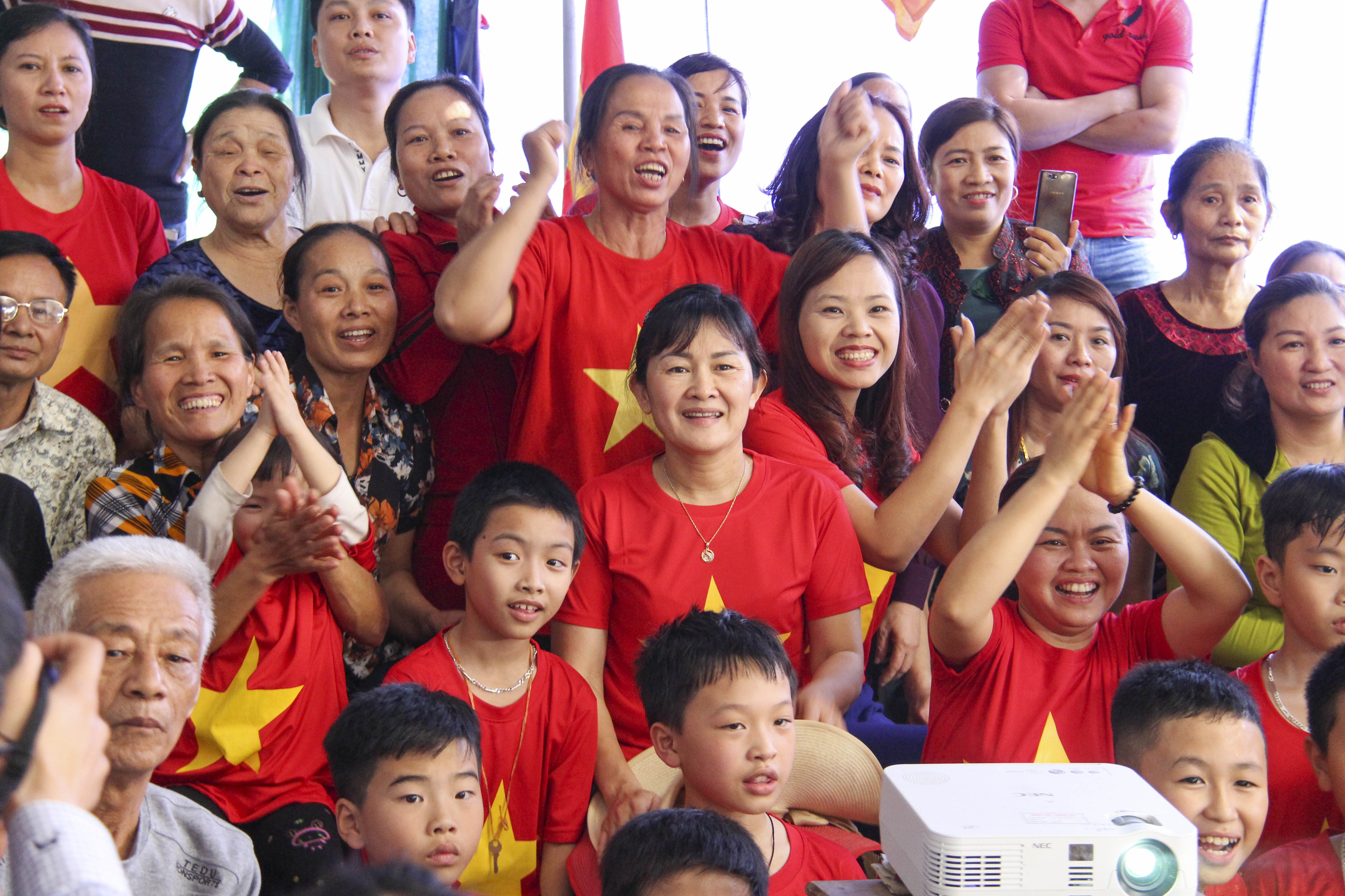 Me trung ve Tien Dung ngat xiu trong tran thang cua U23 Viet Nam hinh anh