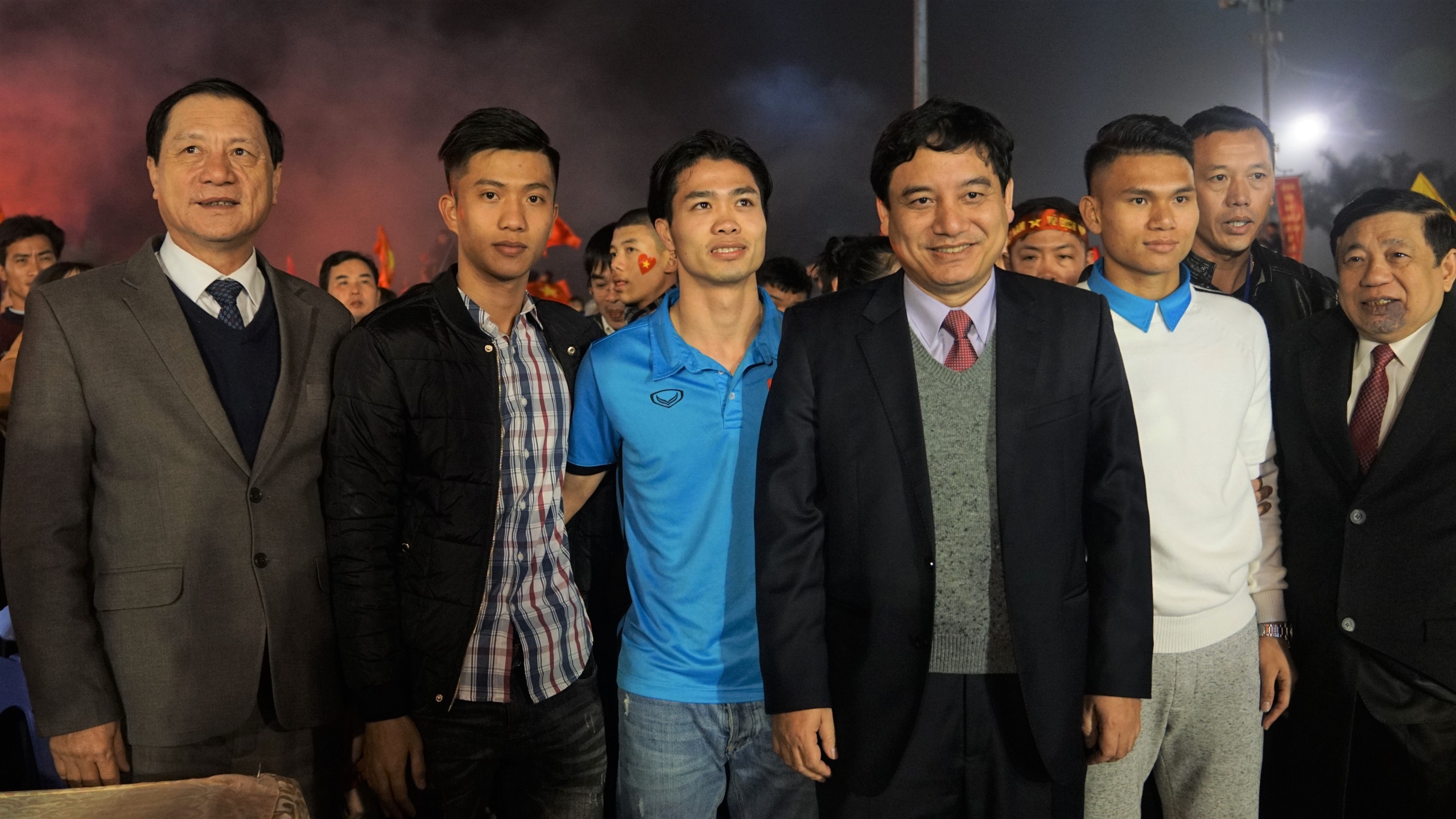 Cong Phuong trong vong vay co dong vien que nha hinh anh