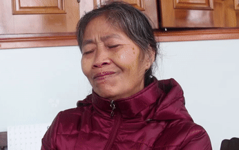 Me Cong Phuong khoc vi con chua kip an bua com nha hinh anh