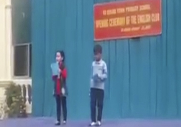 Hoc sinh lop 3 o mien nui noi tieng Anh khien dan mang thich thu hinh anh