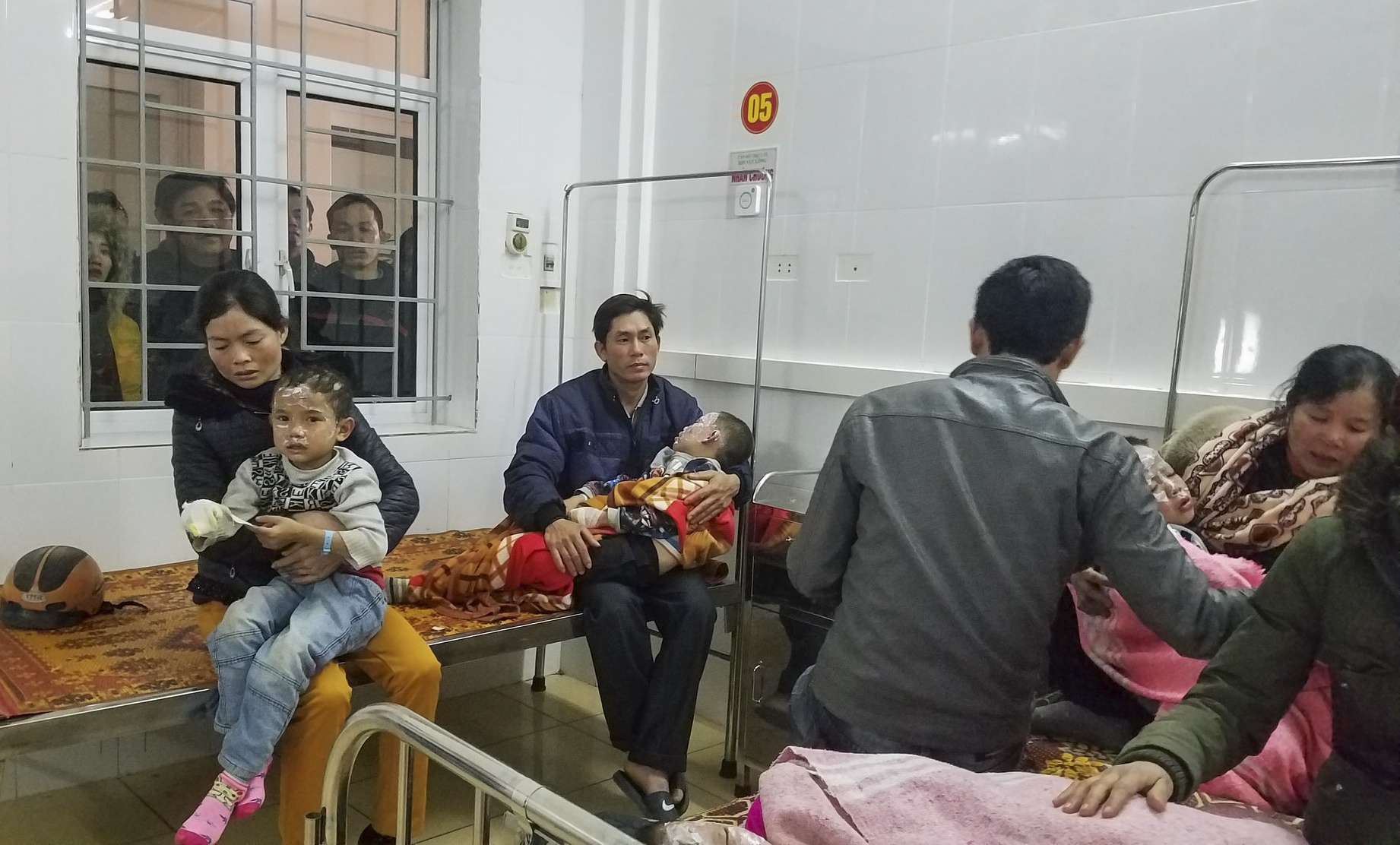 No binh gas mini, 7 hoc sinh tieu hoc nhap vien hinh anh