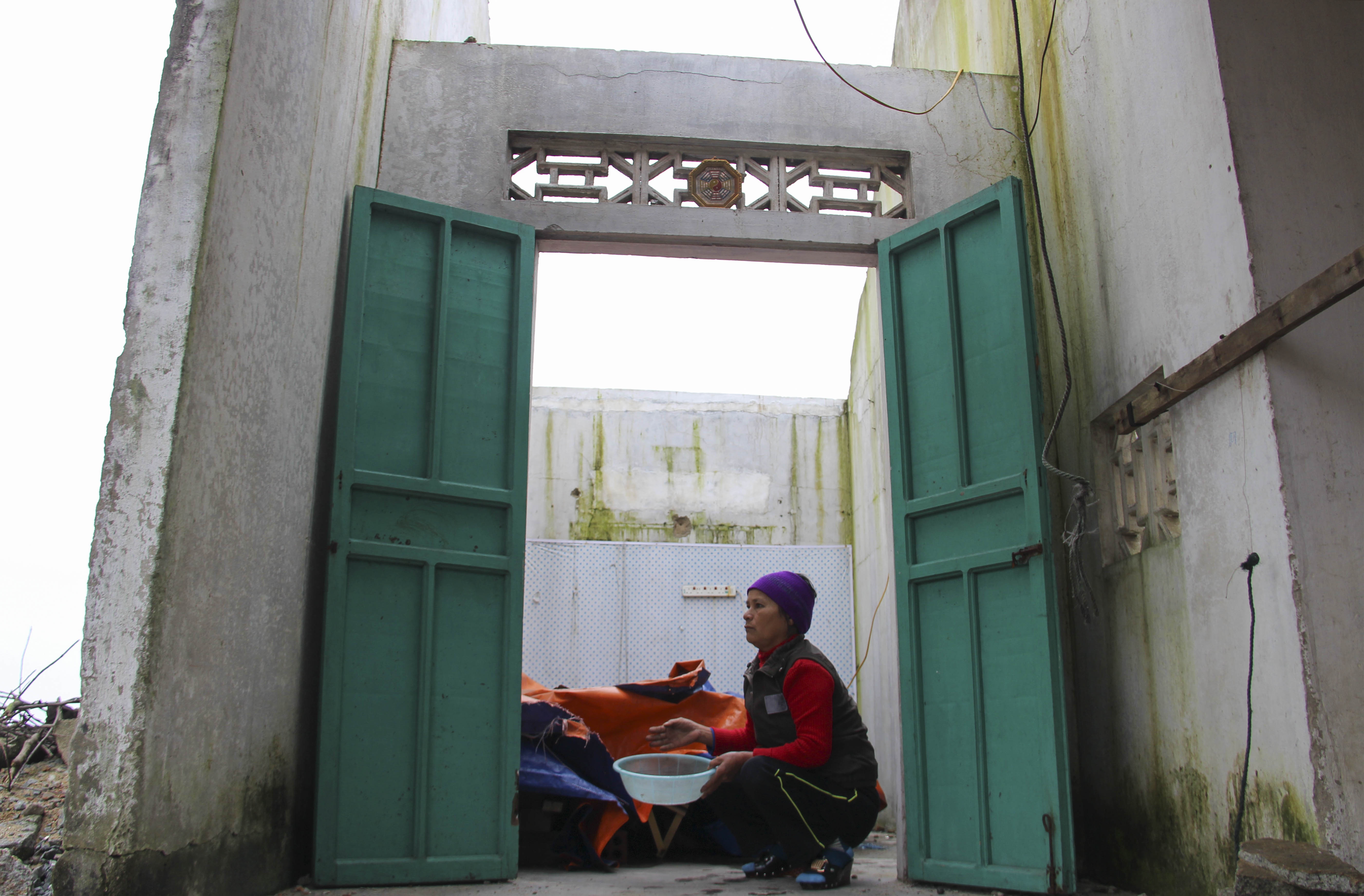 Dan lang chai noi con bao so 10 tan pha: Lo khong co Tet hinh anh