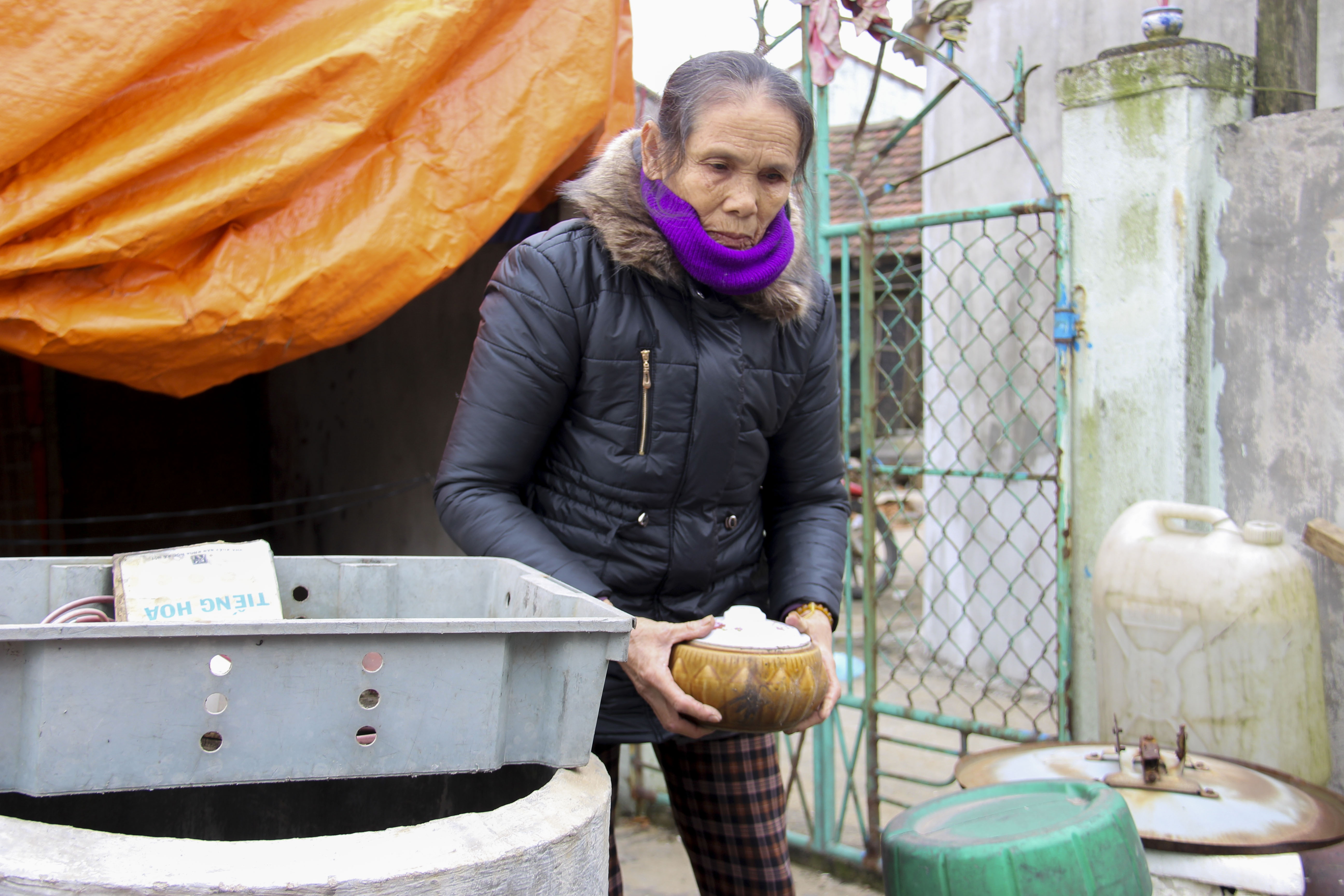 Dan lang chai ven bien noi bao so 10 tan pha lo mat Tet hinh anh