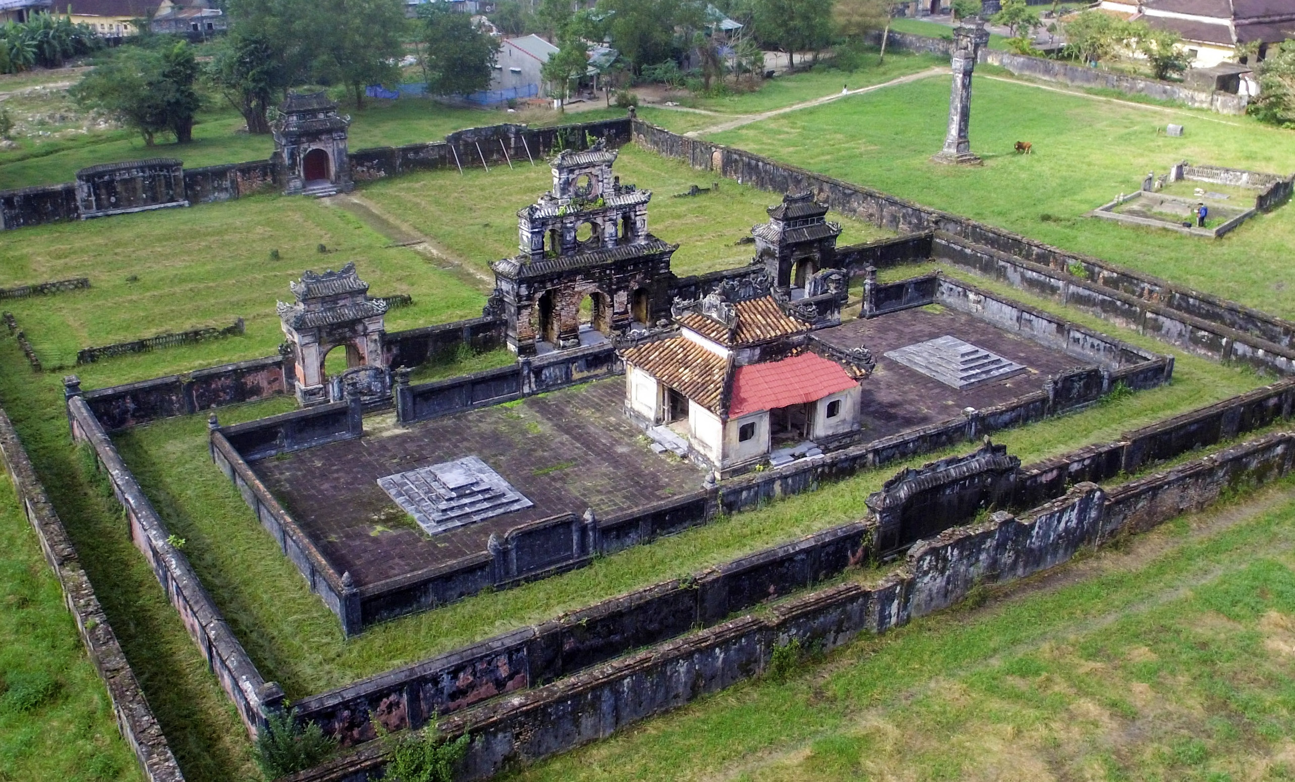 Khu lang mo chung cua 3 vi vua trieu Nguyen hinh anh