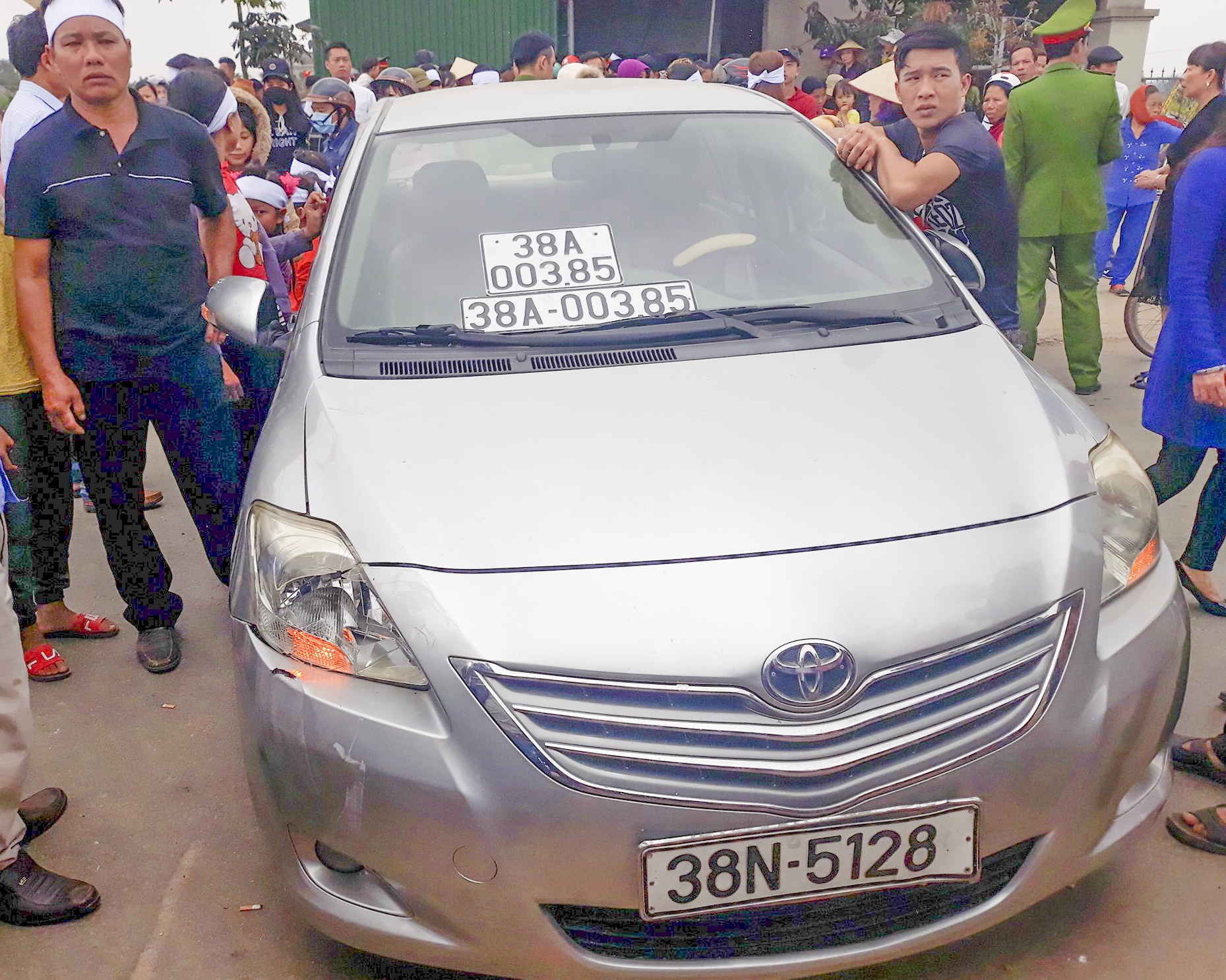 Hon 200 nguoi phan doi vu dung hien truong vu tai nan giao thong hinh anh