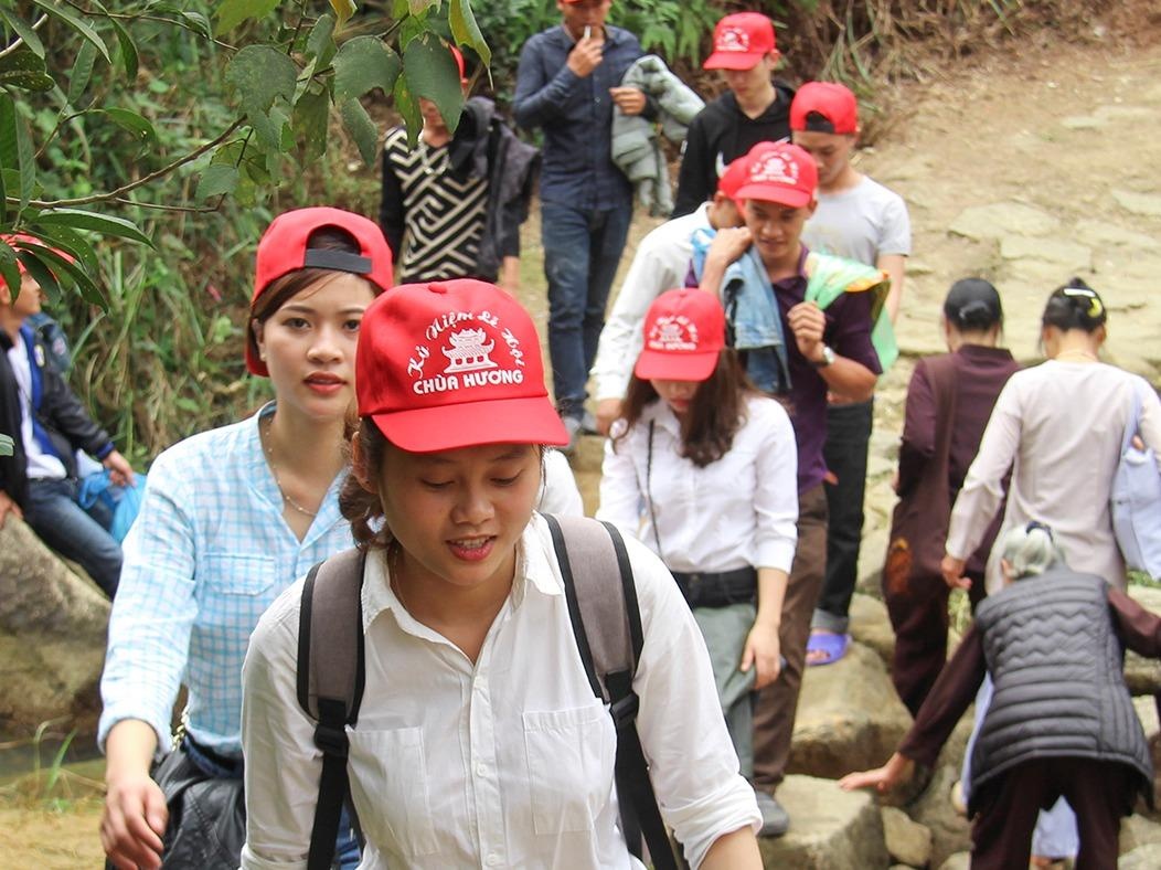 Nghin nguoi do ve tray hoi chua Huong Tich hinh anh