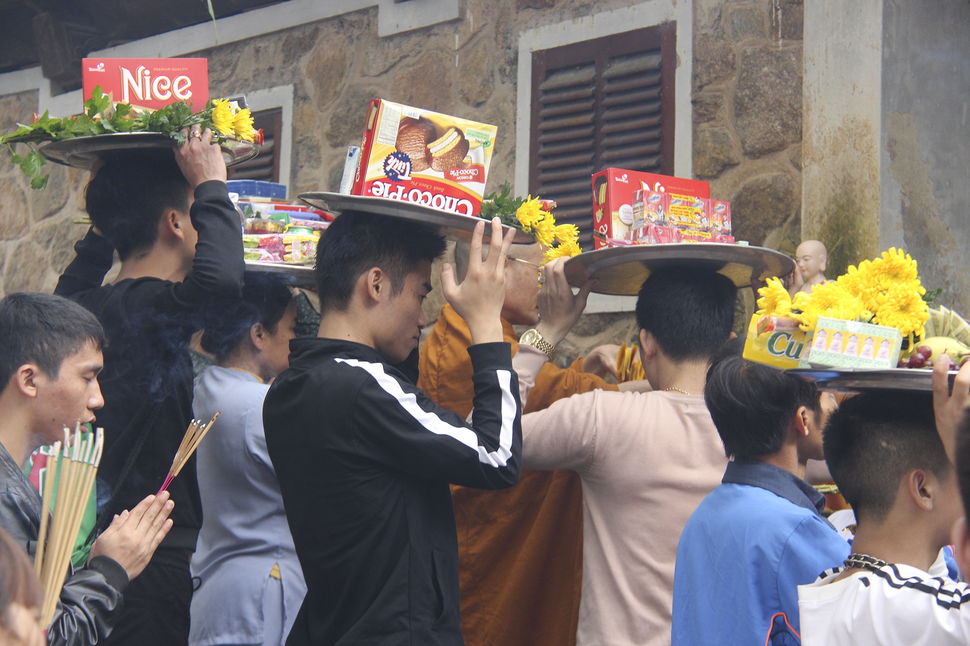 nghin nguoi do ve tray hoi chua Huong Tich anh 13