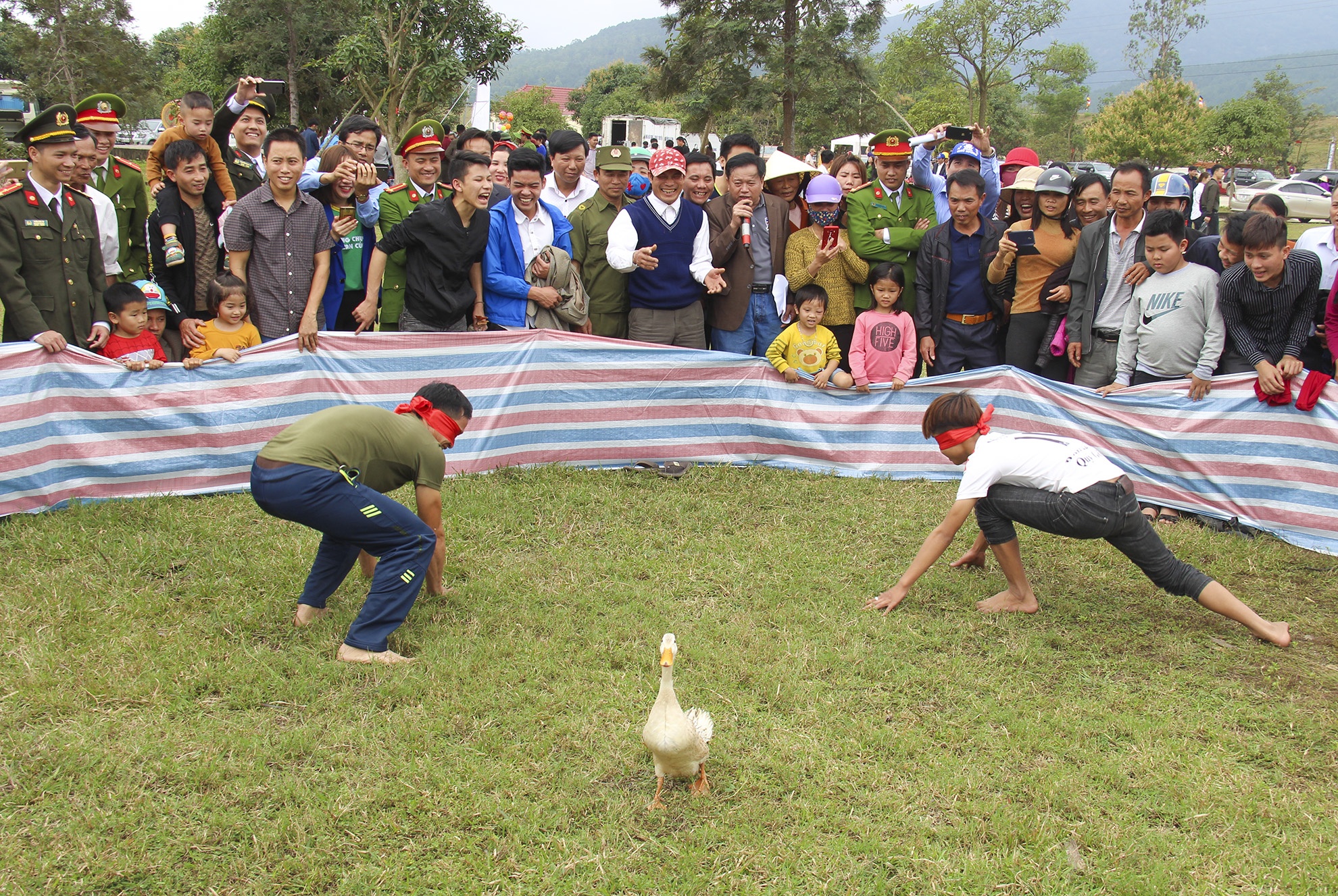 nghin nguoi do ve tray hoi chua Huong Tich anh 2
