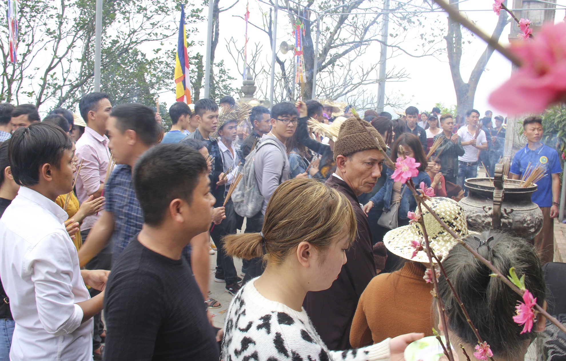 nghin nguoi do ve tray hoi chua Huong Tich anh 11