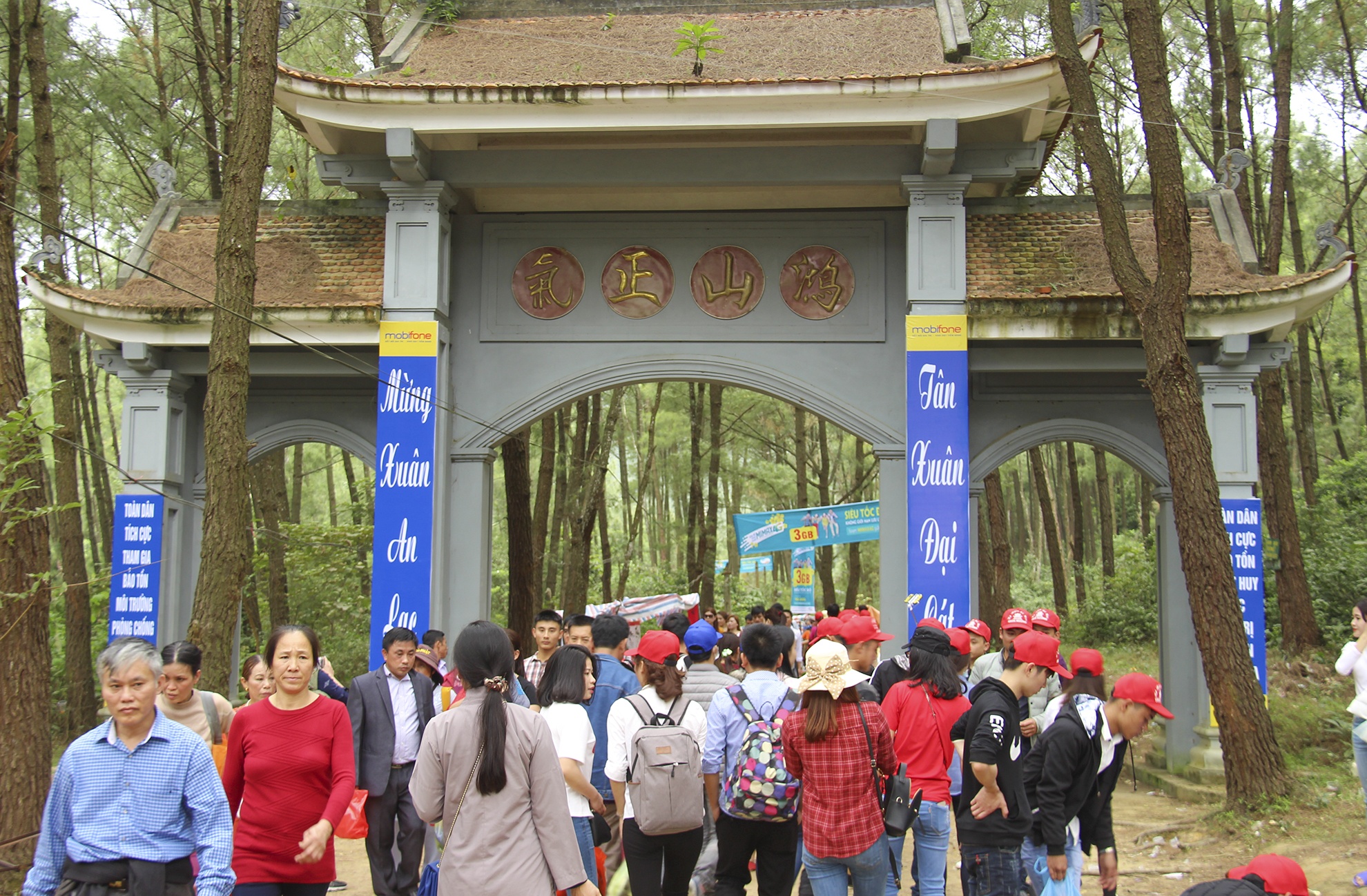 nghin nguoi do ve tray hoi chua Huong Tich anh 8