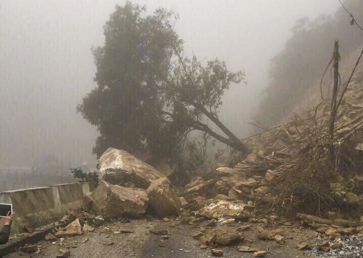 Hang nghin khoi dat da chan ngang quoc lo 8A hinh anh