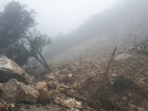 Hang nghin m3 dat da sat lo chia cat quoc lo 8A hinh anh