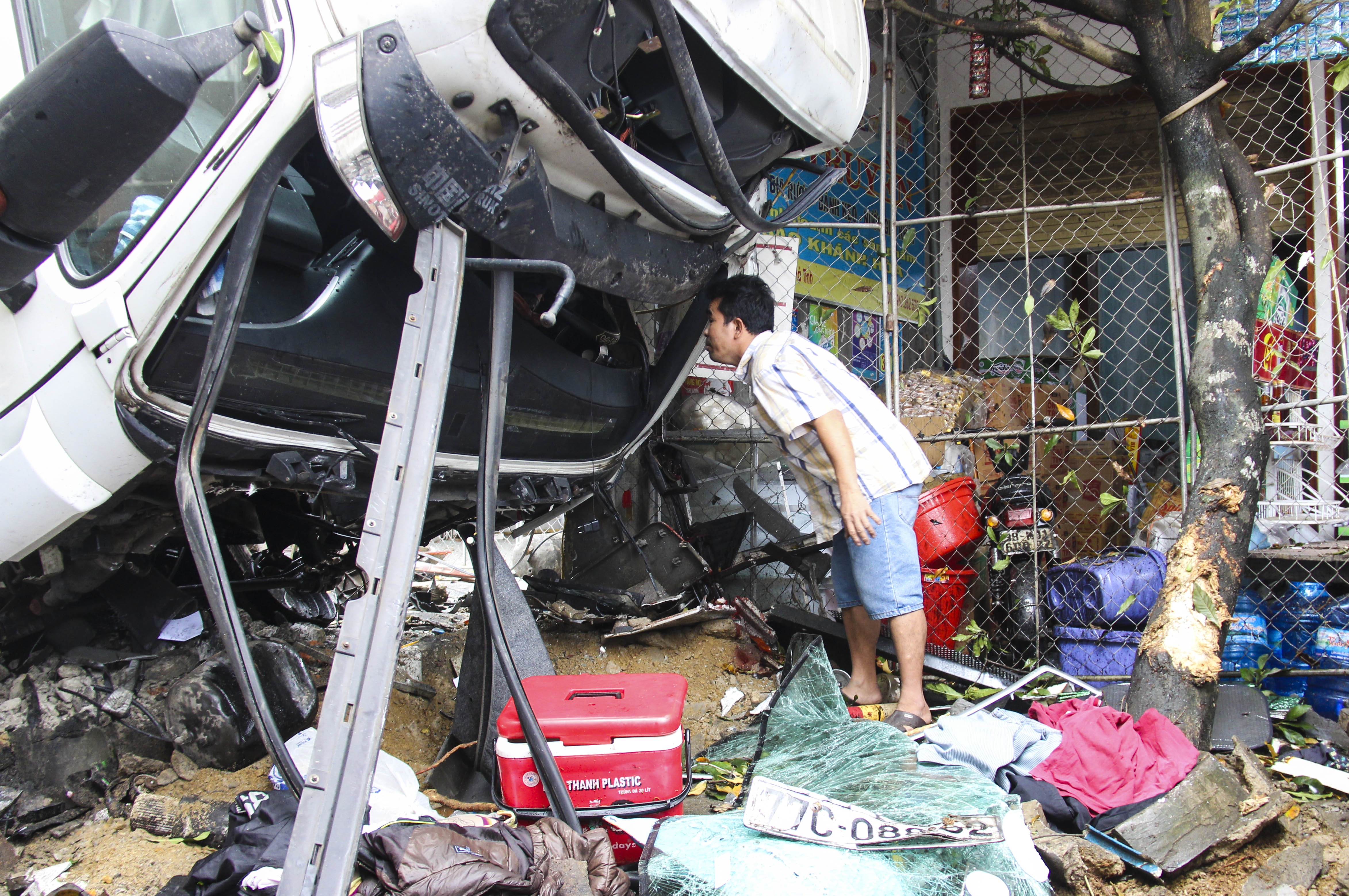 Xe container tong oto giuong nam, phu lai vang xuong duong tu vong hinh anh