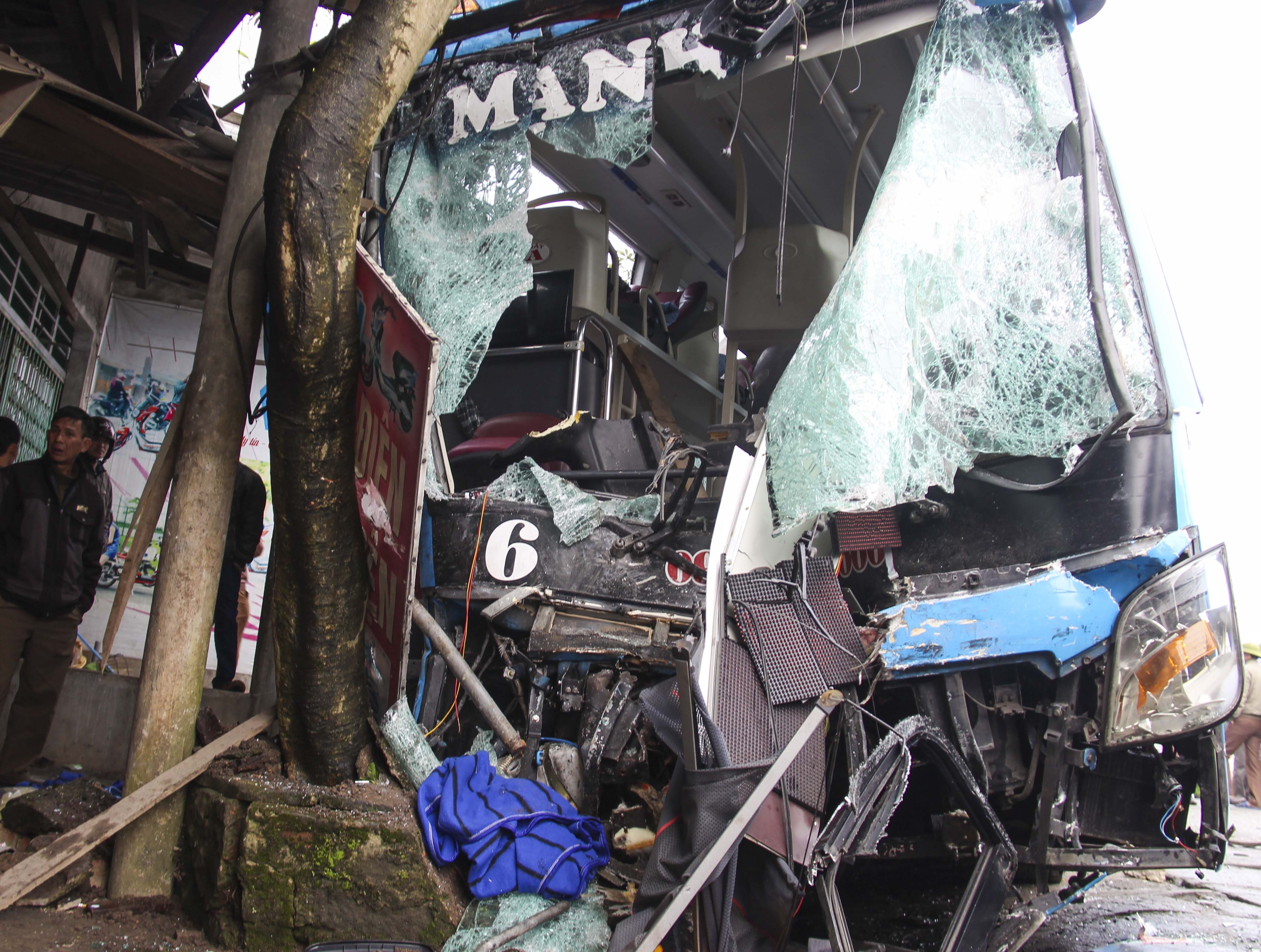 Xe dau keo container tong oto khach, 1 nguoi chet, 3 nguoi bi thuong hinh anh