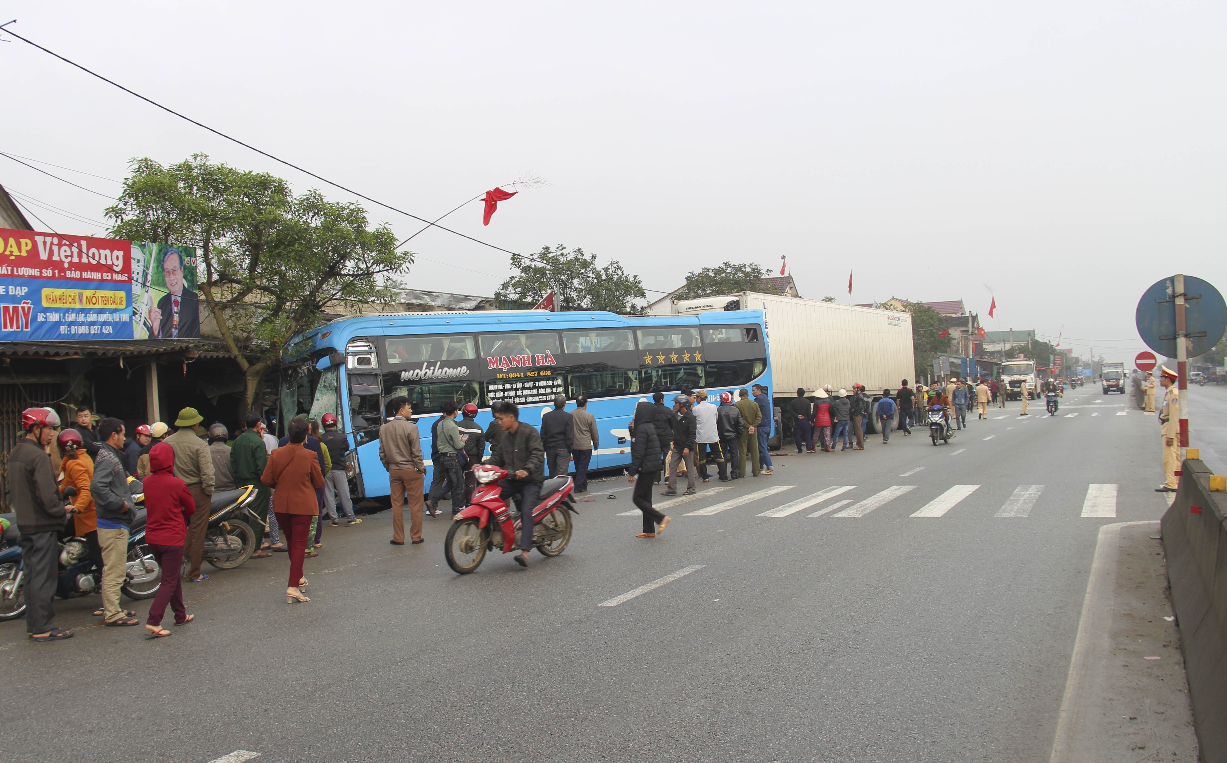 xe container tông xe khách ảnh 1 xe container tong xe khach anh 1