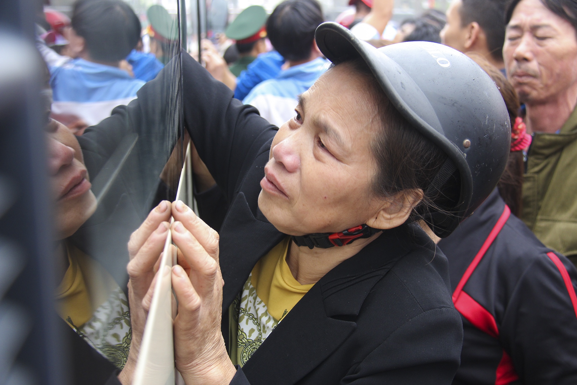 Cam xuc nguoi than ngay cac tan binh len duong nhap ngu hinh anh