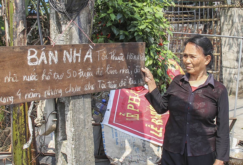 Cho tien ho tro hon 3 nam chua co, dan treo bien ban nha tra no hinh anh