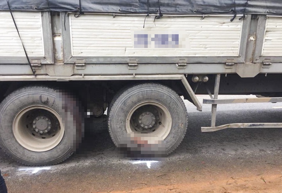 Bi xe tai tong tu phia sau, me chong tu vong, con dau nhap vien hinh anh