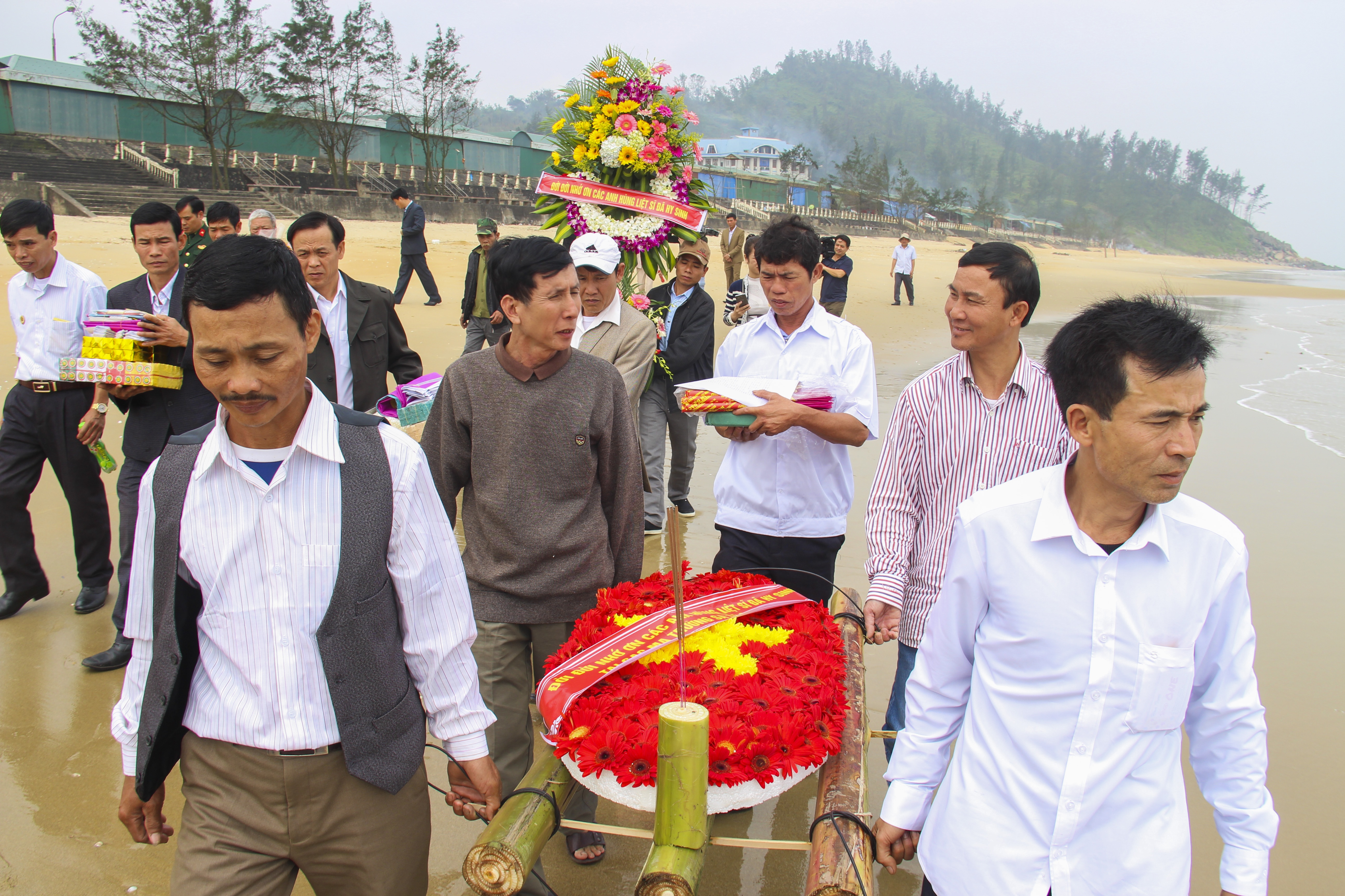 Dong doi va nguoi than liet si Gac Ma xuc dong tha vong hoa xuong bien hinh anh