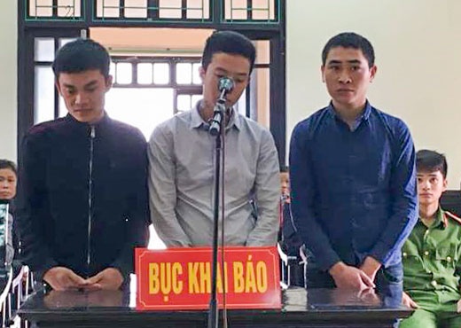 Ngay ra toa cua nhom 9X doi tien bao ke quan nhau hinh anh