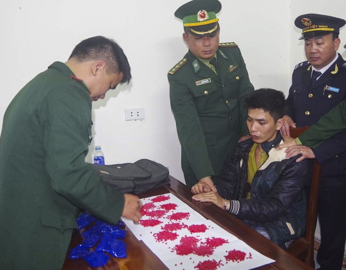 Lat tay ga trai giau 3.200 vien ma tuy trong 2 ong tay ao hinh anh