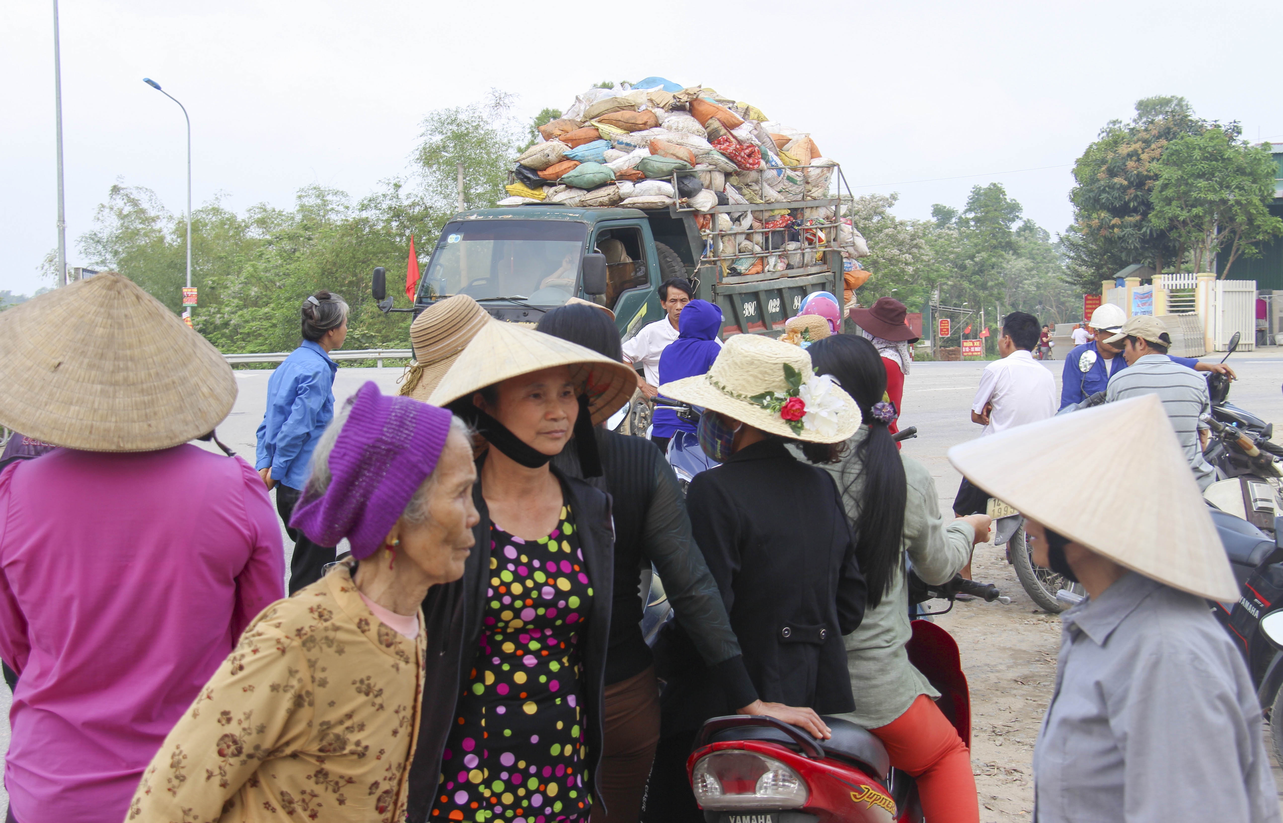 Hang chuc nguoi chan xe cho rac vao bai tap ket hinh anh