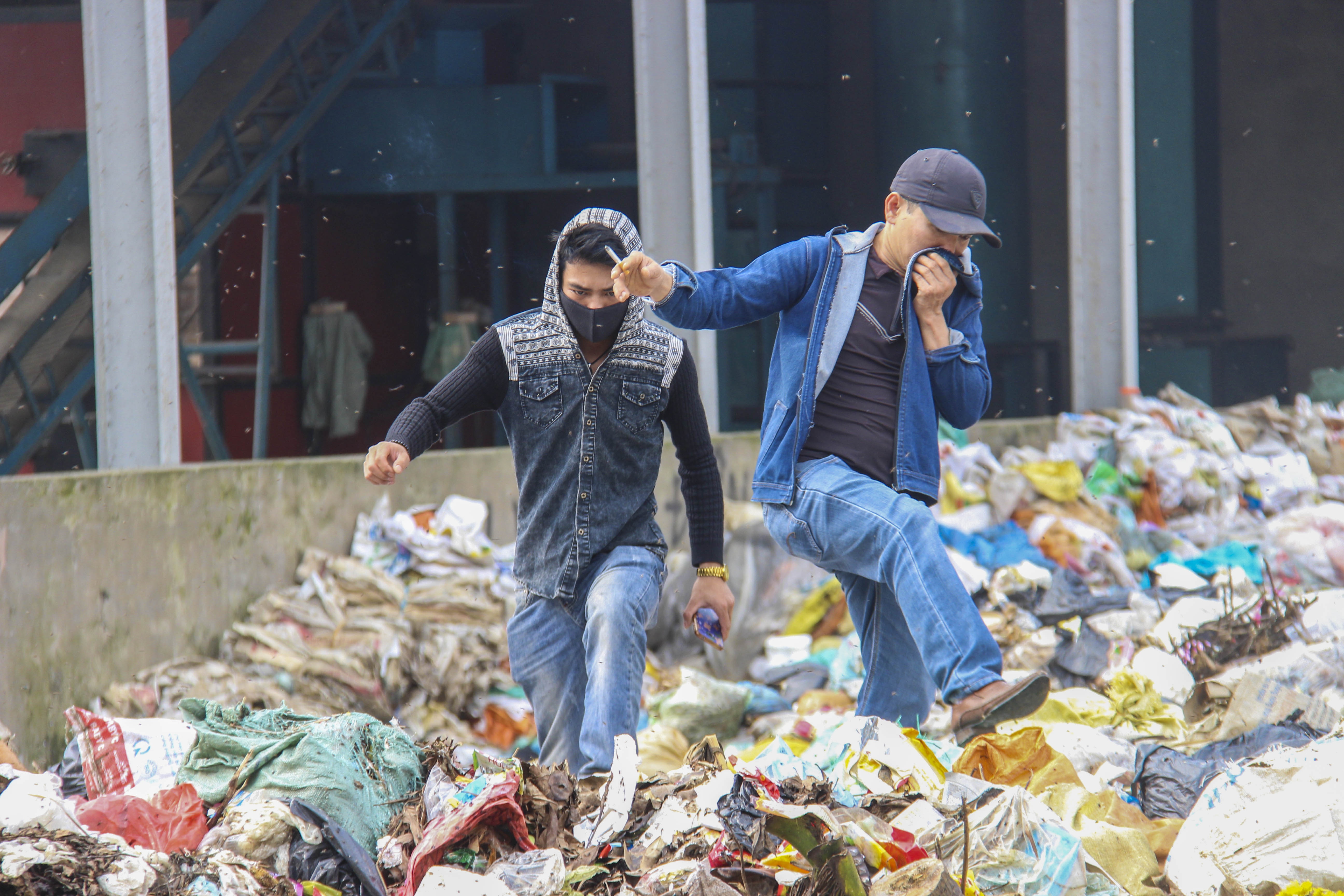 Dan chan xe cho rac vao bai vi mui hoi thoi hinh anh