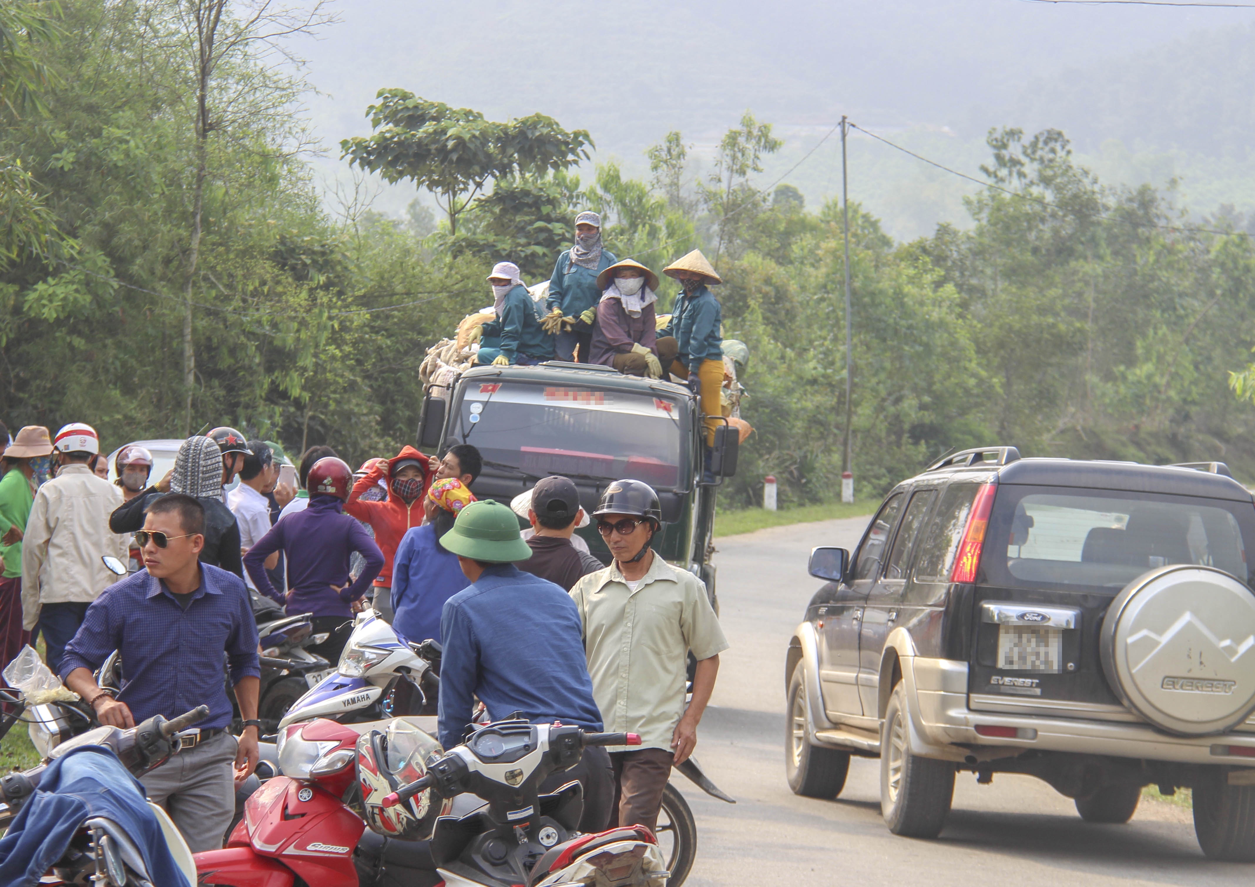 nguoi dan chan xe cho rac anh 1