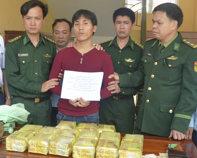 Ga trai ngoai quoc van chuyen thue 15 kg ma tuy da de lay 2,7 ty hinh anh