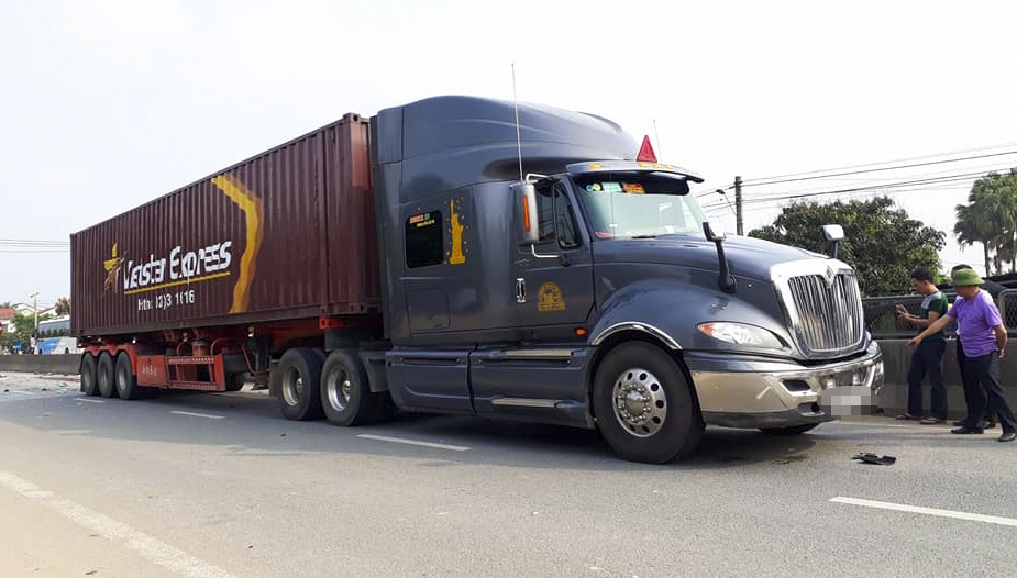 Va cham voi xe dau keo, cu ong 80 tuoi tu vong tai cho hinh anh