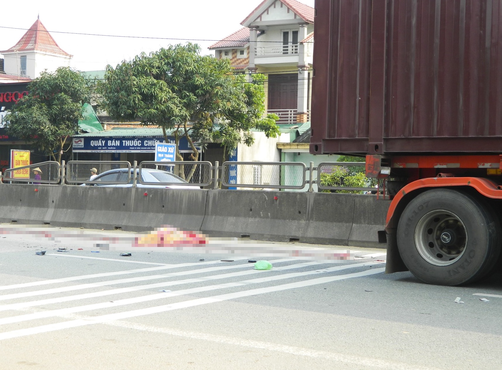 xe container va cham xe may anh 2