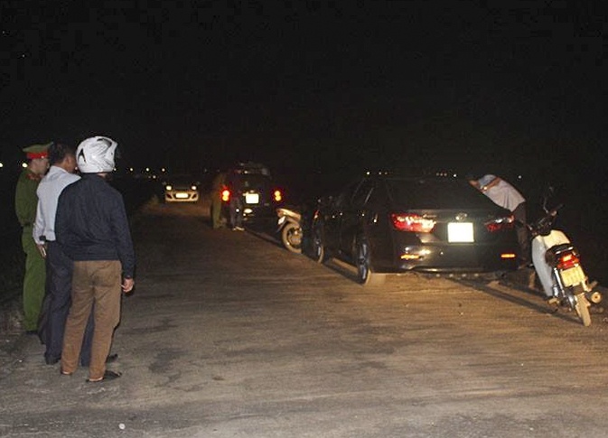 chong phat hien vo di dem voi hang xom anh 1