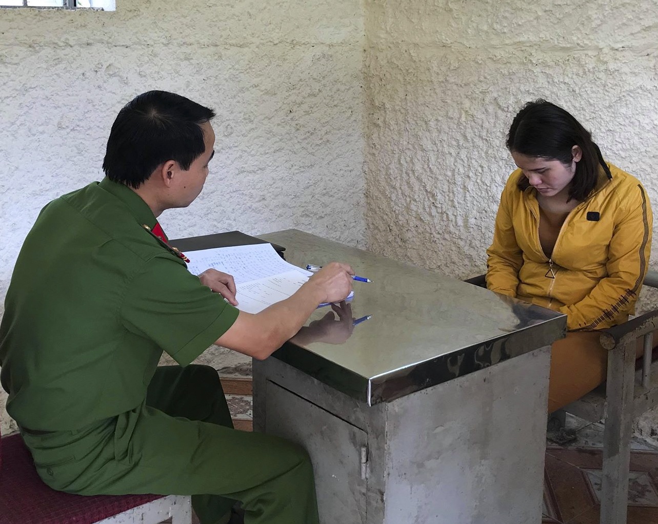 Nữ quái lừa chạy việc  ảnh 1 Nu quai lua chay viec anh 1