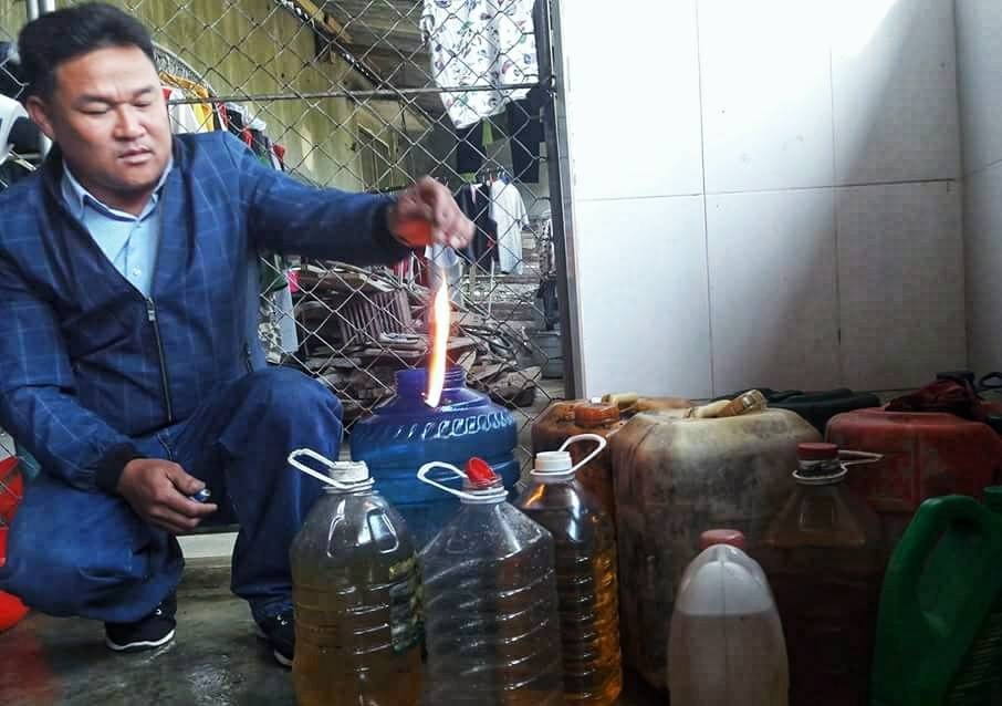 Nuoc gieng boc chay ngun ngun: Muc duoc hang tram lit dau diesel hinh anh