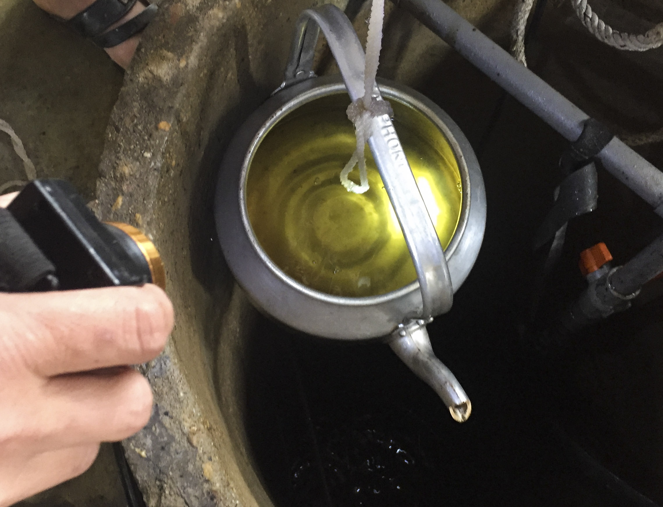 giếng nước nhiễm dầu diezen ảnh 1 gieng nuoc nhiem dau diezen anh 1