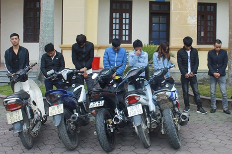 Co gai cung nhom ban trai phe ma tuy trong quan karaoke hinh anh
