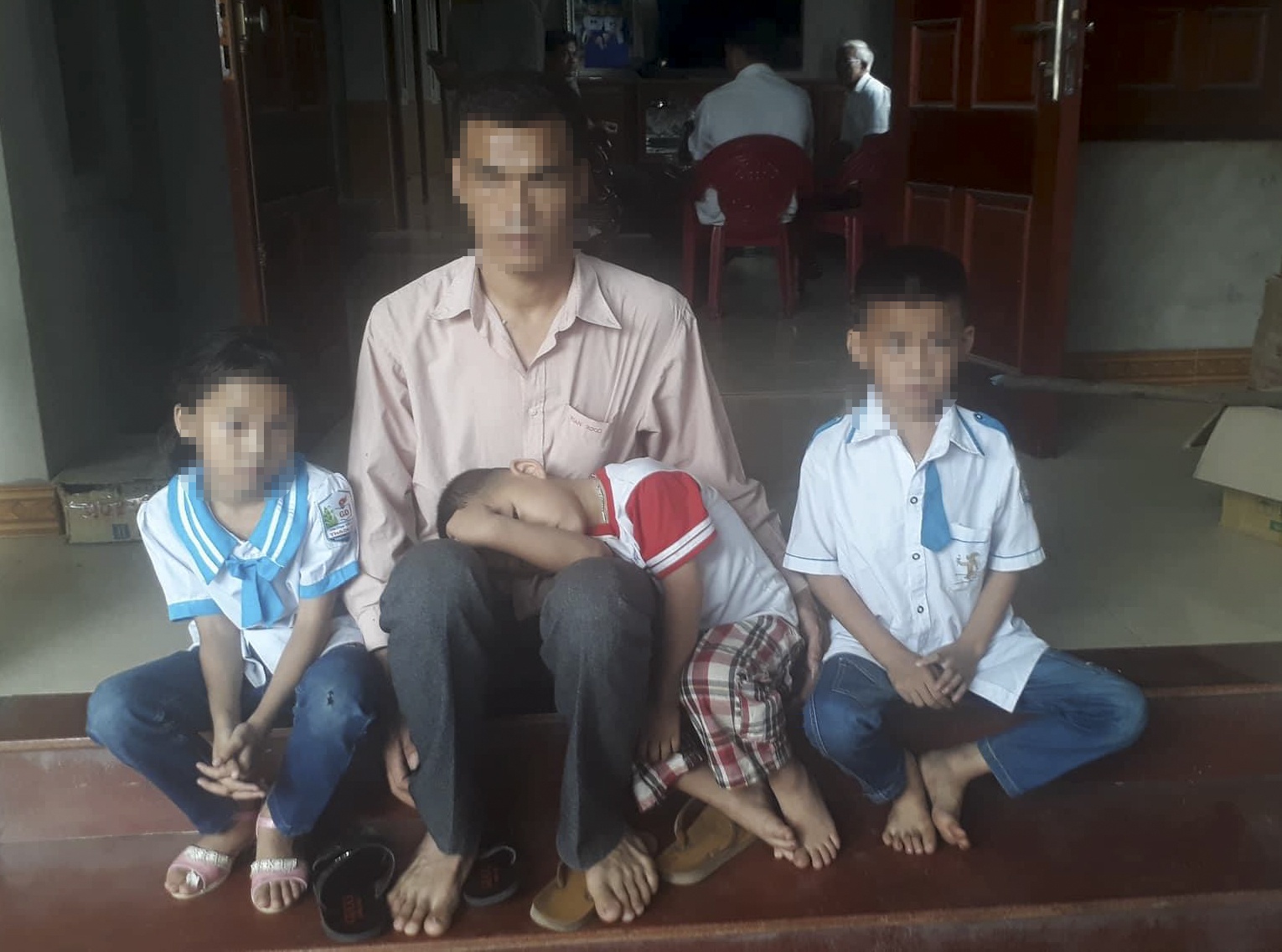 Vo bo chong cung 3 con nho theo Hoi Thanh Duc Chua Troi hinh anh