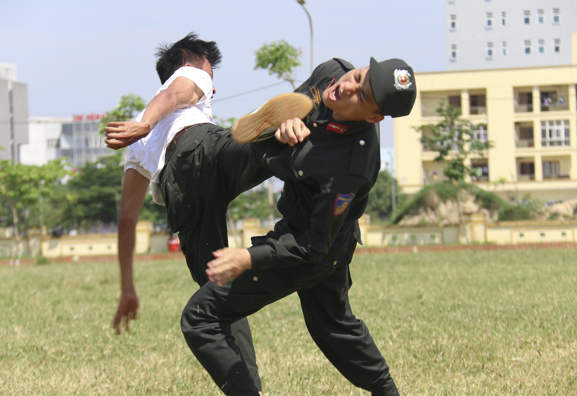 canh sat bieu dien vo thuat anh 9