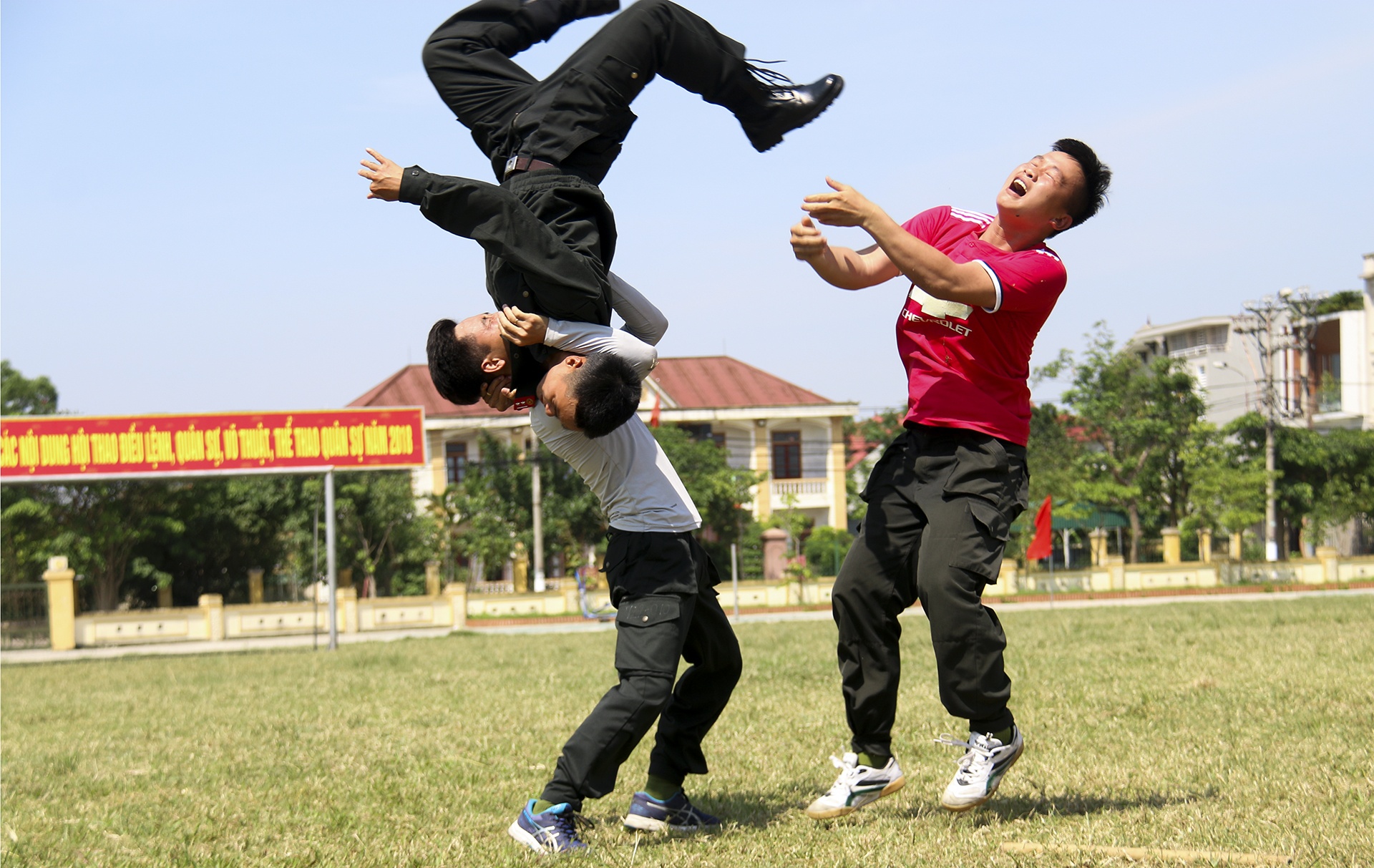 canh sat bieu dien vo thuat anh 8