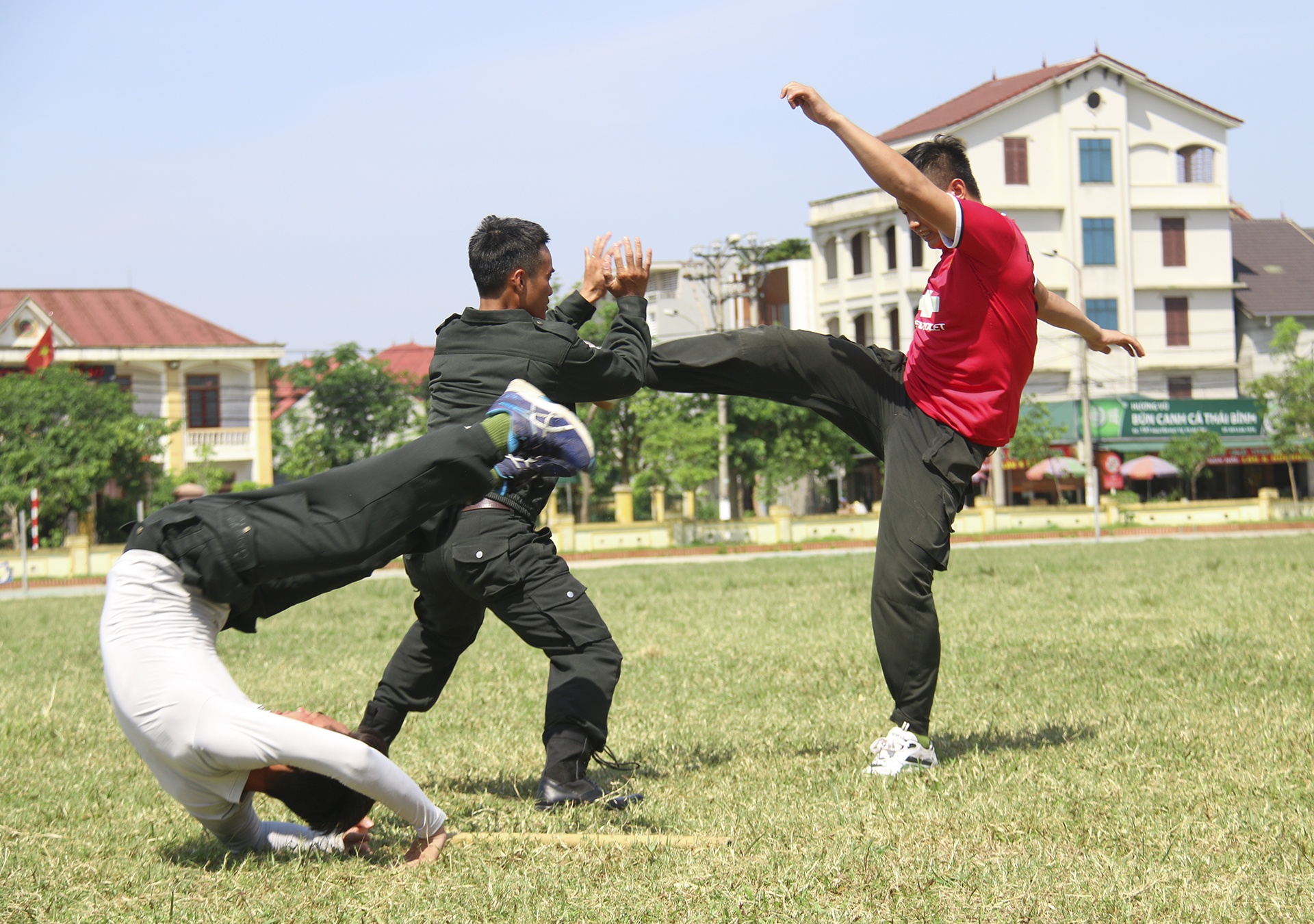 canh sat bieu dien vo thuat anh 2