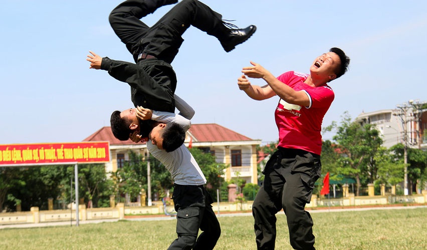 Nhung don danh hiem, dieu luyen cua canh sat co dong hinh anh