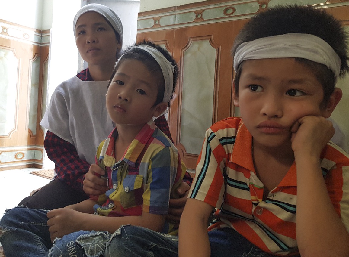 Noi dau cua gia dinh nan nhan trong vu chay o nha may thep Hoa Phat hinh anh