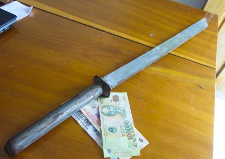 Nhom 9X dung kiem chan oto duong dai cuop tien hinh anh