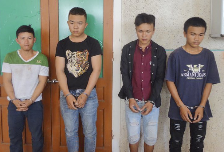 nhóm thanh niên chặn ôtô xin tiền ảnh 1 nhom thanh nien chan oto xin tien anh 1