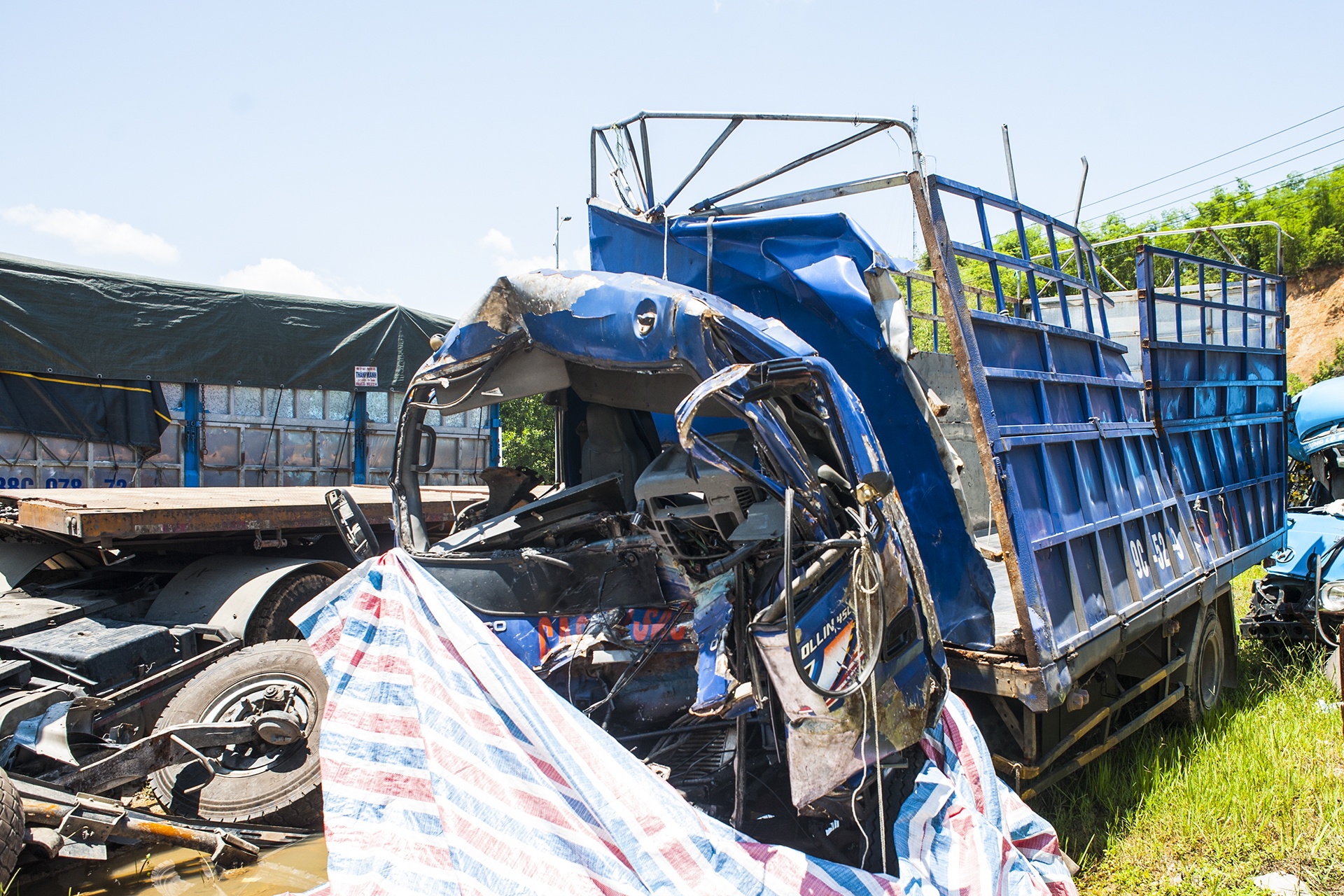 Nghia dia xe gap nan tren doc Cun hinh anh